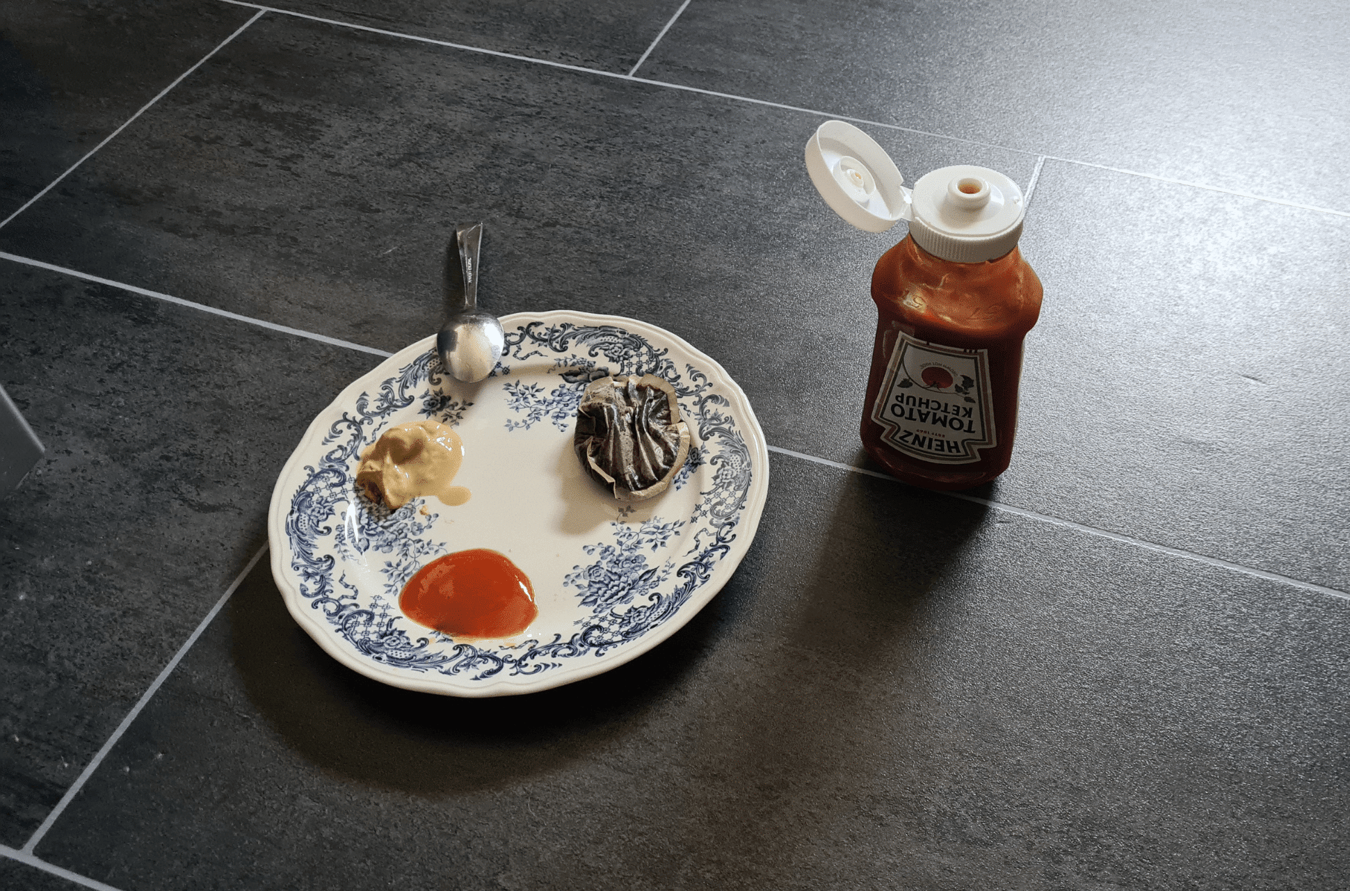 Eingetrockneten Flecken beim Extremwischtest des ECOVACS DEEBOT T20 OMNI sind zu sehen.